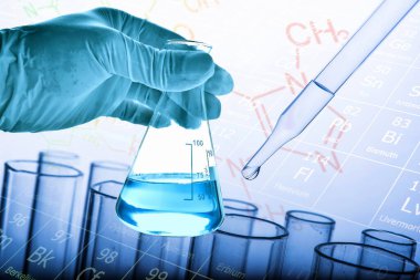 Laboratuvar geçmişi, bilim laboratuarı araştırma ve geliştirme konsepti ve laboratuvar malzemeleriyle dolu bir matarayı tutan bilim adamının eli.