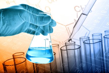Laboratuvar geçmişi, bilim laboratuarı araştırma ve geliştirme konsepti ve laboratuvar malzemeleriyle dolu bir matarayı tutan bilim adamının eli.