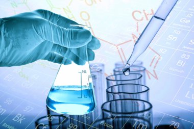 Laboratuvar geçmişi, bilim laboratuarı araştırma ve geliştirme konsepti ve laboratuvar malzemeleriyle dolu bir matarayı tutan bilim adamının eli.