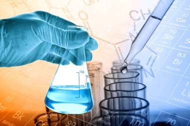 Laboratuvar geçmişi, bilim laboratuarı araştırma ve geliştirme konsepti ve laboratuvar malzemeleriyle dolu bir matarayı tutan bilim adamının eli.