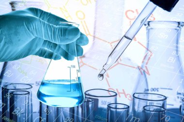 Laboratuvar geçmişi, bilim laboratuarı araştırma ve geliştirme konsepti ve laboratuvar malzemeleriyle dolu bir matarayı tutan bilim adamının eli.