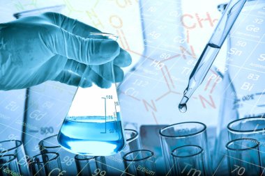 Laboratuvar geçmişi, bilim laboratuarı araştırma ve geliştirme konsepti ve laboratuvar malzemeleriyle dolu bir matarayı tutan bilim adamının eli.