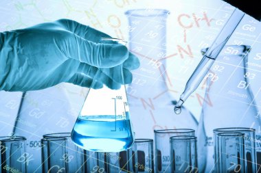 Laboratuvar geçmişi, bilim laboratuarı araştırma ve geliştirme konsepti ve laboratuvar malzemeleriyle dolu bir matarayı tutan bilim adamının eli.