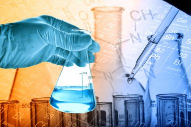 Laboratuvar geçmişi, bilim laboratuarı araştırma ve geliştirme konsepti ve laboratuvar malzemeleriyle dolu bir matarayı tutan bilim adamının eli.