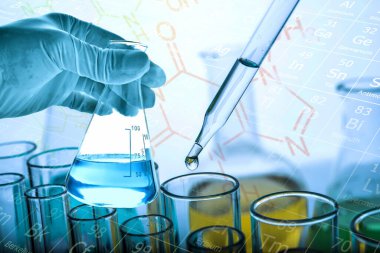 Laboratuvar geçmişi, bilim laboratuarı araştırma ve geliştirme konsepti ve laboratuvar malzemeleriyle dolu bir matarayı tutan bilim adamının eli.