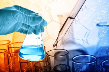 Laboratuvar geçmişi, bilim laboratuarı araştırma ve geliştirme konsepti ve laboratuvar malzemeleriyle dolu bir matarayı tutan bilim adamının eli.