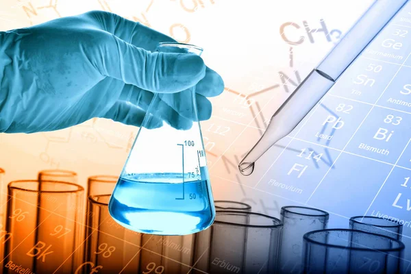 Laboratuvar geçmişi, bilim laboratuarı araştırma ve geliştirme konsepti ve laboratuvar malzemeleriyle dolu bir matarayı tutan bilim adamının eli.