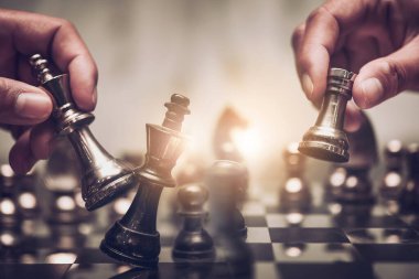 Satranç tahtası konsepti üzerinde satranç tahtası taşıyan iş adamı fikirler ve rekabet ve strateji, iş başarısı konsepti, iş rekabeti planlama stratejik konsepti. 