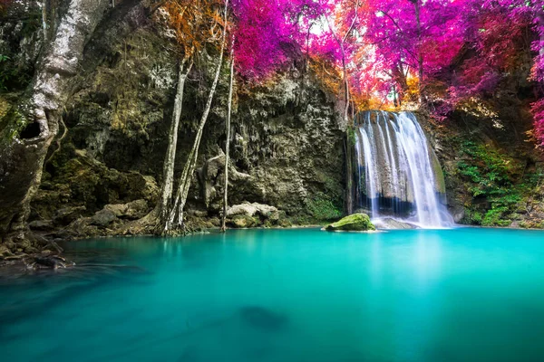 Verbazingwekkend Natuur Prachtige Waterval Bij Kleurrijk Herfstbos Het Najaar — Stockfoto