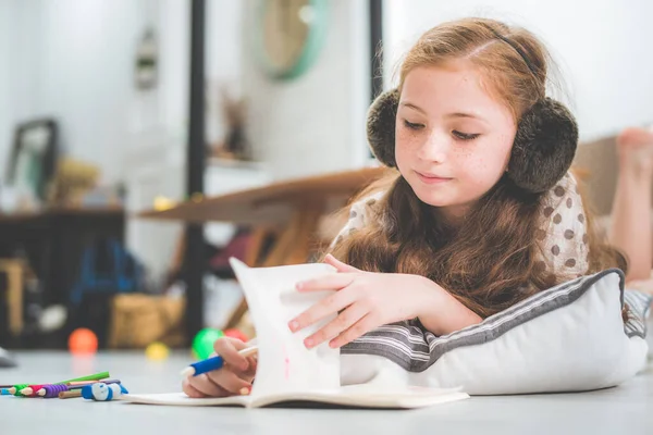 家で本を勉強して読む可愛い女の子教育の概念 — ストック写真