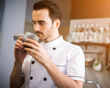 Şefler bir restoranın mutfağında yemek hazırlıyorlar.