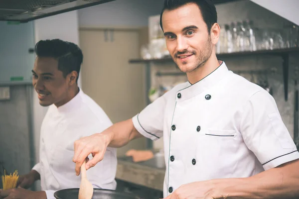 Dos Chefs Preparando Comida Cocina Restaurante Fotos de stock