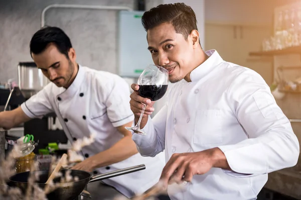 Dos Chefs Preparando Comida Cocina Restaurante Imágenes de stock libres de derechos