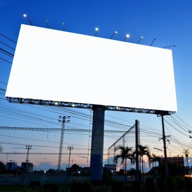 Açık hava reklam afişi ya da reklam panosu için boş ilan panosu. 