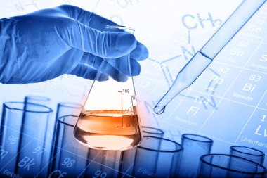 Laboratuvar geçmişi, bilim laboratuarı araştırma ve geliştirme konsepti ve laboratuvar malzemeleriyle dolu bir matarayı tutan bilim adamının eli. 