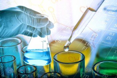 Laboratuvar geçmişi, bilim laboratuarı araştırma ve geliştirme konsepti ve laboratuvar malzemeleriyle dolu bir matarayı tutan bilim adamının eli. 