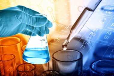 Laboratuvar geçmişi, bilim laboratuarı araştırma ve geliştirme konsepti ve laboratuvar malzemeleriyle dolu bir matarayı tutan bilim adamının eli. 