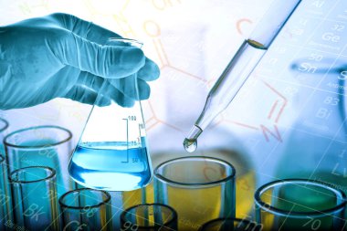 Laboratuvar geçmişi, bilim laboratuarı araştırma ve geliştirme konsepti ve laboratuvar malzemeleriyle dolu bir matarayı tutan bilim adamının eli. 