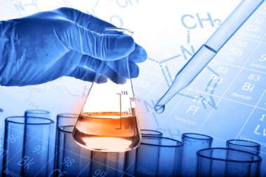 Laboratuvar geçmişi, bilim laboratuarı araştırma ve geliştirme konsepti ve laboratuvar malzemeleriyle dolu bir matarayı tutan bilim adamının eli. 