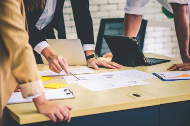 İş ekibi toplantısı ya da finansal verilerle beyin fırtınası yapmak ve rapor grafiğini ofiste analiz etmek. Takım çalışması toplantısı ve ortaklık konferansı çalışma konsepti. 