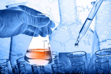 Laboratuvar geçmişi, bilim laboratuarı araştırma ve geliştirme konsepti ve laboratuvar malzemeleriyle dolu bir matarayı tutan bilim adamının eli. 