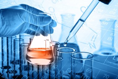Laboratuvar geçmişi, bilim laboratuarı araştırma ve geliştirme konsepti ve laboratuvar malzemeleriyle dolu bir matarayı tutan bilim adamının eli. 