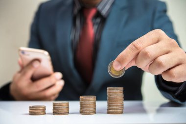 İşadamı El Bozuk Para Yığınına Para Koydu  