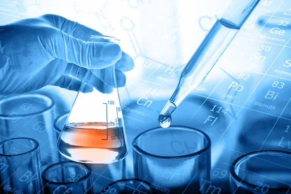 Hand Des Wissenschaftlers Hält Kolben Mit Laborgläsern Hintergrund Des Chemielabors Stockfoto
