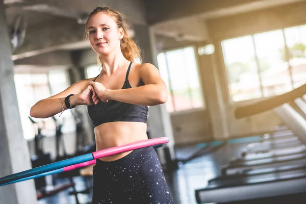 Hermosa Joven Atractiva Mujer Caucásica Haciendo Hula Hoop Durante Una Imagen de archivo