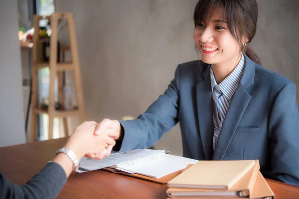 Mujer Negocios Alegre Apretón Manos Con Pareja Ejecutivos Empresas Para Imagen de stock