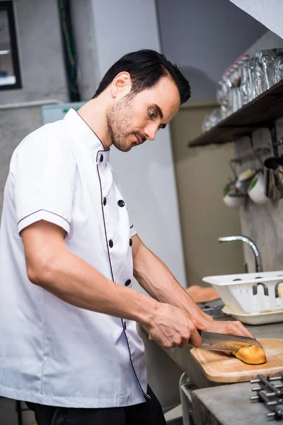 Chef Preparando Comida Cocina Restaurante Fotos de stock libres de derechos