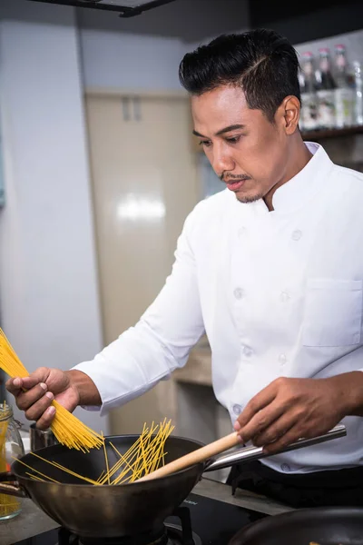 Chef Bereitet Essen Der Küche Eines Restaurants lizenzfreie Stockfotos