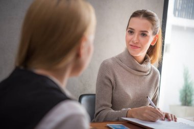 İki güzel kadın birlikte çalışıyor ya da çalışıyor ya da kütüphanede ya da ofiste buluşuyor. 
