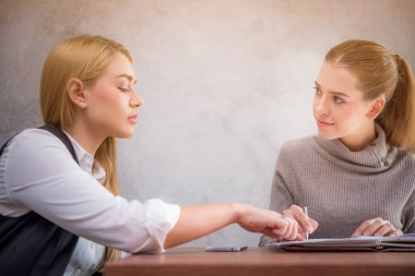 İki güzel kadın birlikte çalışıyor ya da çalışıyor ya da kütüphanede ya da ofiste buluşuyor. 