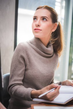 İki güzel kadın birlikte çalışıyor ya da çalışıyor ya da kütüphanede ya da ofiste buluşuyor. 