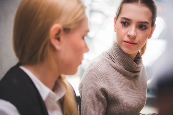 Zwei Hübsche Frauen Studieren Oder Arbeiten Zusammen Oder Treffen Sich lizenzfreie Stockbilder