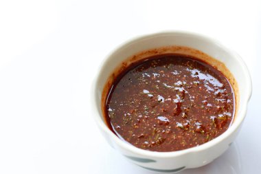 Beyaz arka planda bir fincanda Tayland baharatlı sos.