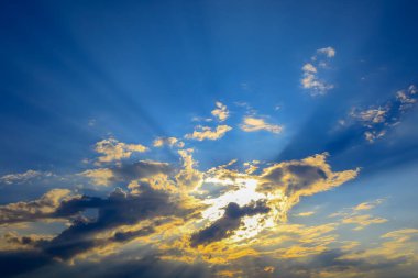 Mavi gökyüzü ve güzel altın ışıltısıyla gün batımı