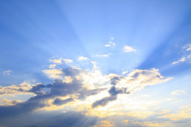 Mavi gökyüzü ve güzel altın ışıltısıyla gün batımı