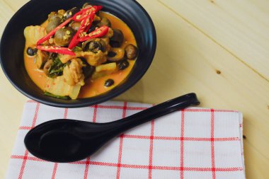 Tayland yemeği, kırmızı köri, domuz eti ve siyah kasede tütsülenmiş top. Yemek!