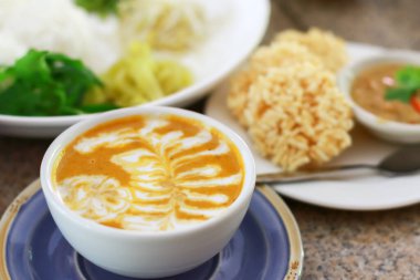 Tayland yemeği pirinç eriştesi köri ezmesi ve hindistan cevizi sütüyle karıştırılır.