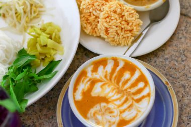 Tayland yemeği pirinç eriştesi köri ezmesi ve hindistan cevizi sütüyle karıştırılır.