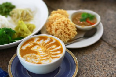 Tayland yemeği pirinç eriştesi köri ezmesi ve hindistan cevizi sütüyle karıştırılır.