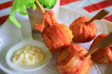 Aperatif kroket dürüm pastırma şişi mayonez sosuyla servis edilir.