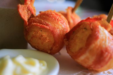 Aperatif kroket dürüm pastırma şişi mayonez sosuyla servis edilir.