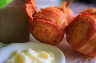 Aperatif kroket dürüm pastırma şişi mayonez sosuyla servis edilir.