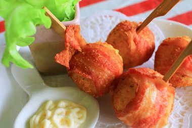 Aperatif kroket dürüm pastırma şişi mayonez sosuyla servis edilir.