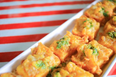 Popüler Tayland yemekleri üzerine kıymalı karides ve kızarmış ekmek.