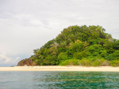 Tatil Günü Tropikal Okyanus Bulutlu Ada.