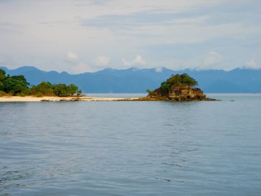 Tatil Günü Tropikal Okyanus Bulutlu Ada.